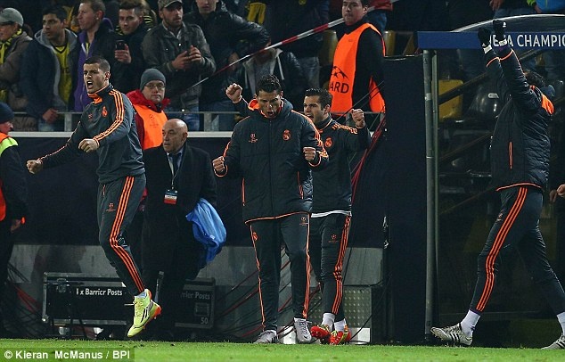 Ronaldo ăn mừng cùng đồng đội khi tiếng còi tan trận vang lên.