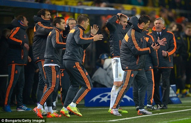 Ronaldo trong khu kỹ thuật ở những phút cuối trận Dortmund. May mắn là Real Madrid bảo toàn được chiến thắng chung cuộc 3-2.