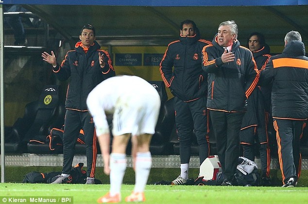 Cả Ancelotti và Ronaldo đều la hét và khoa tay múa chân cùng lúc.