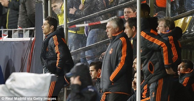 1. Ai chịu trách nhiệm? Cả Ronaldo (trái) và HLV Ancelotti đều đứng sát đường biên với tư thế đăm chiêu sau khi Real Madrid bị Dortmund dẫn trước tới 2-0.