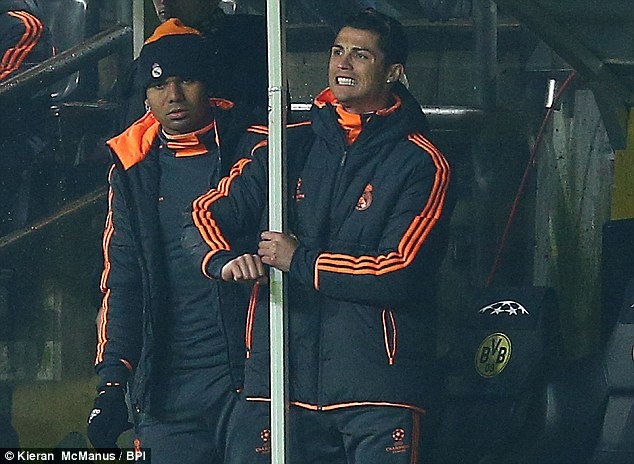 Ronaldo không giữ được bình tĩnh trong băng ghế dự bị khi liên tục thúc ép các đồng đội để bảo vệ mục tiêu giành vé vào bán kết.