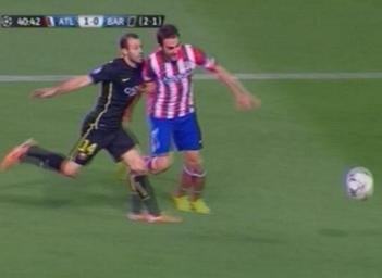 Phút 42, Mascherano phạm lỗi với Adrian. Ảnh Mundo Deportivo