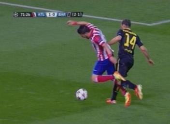 Phút 72, lại là Mascherano cản phá trái phép Villa. Ảnh Mundo Deportivo