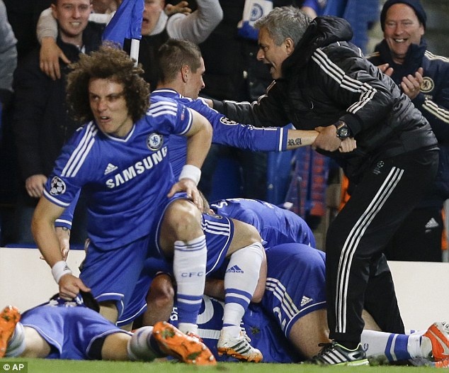 Mourinho như phát điên khi Demba Ba ghi bàn quyết định vào lưới PSG giúp Chelsea vào bán kết. Ảnh Getty Images