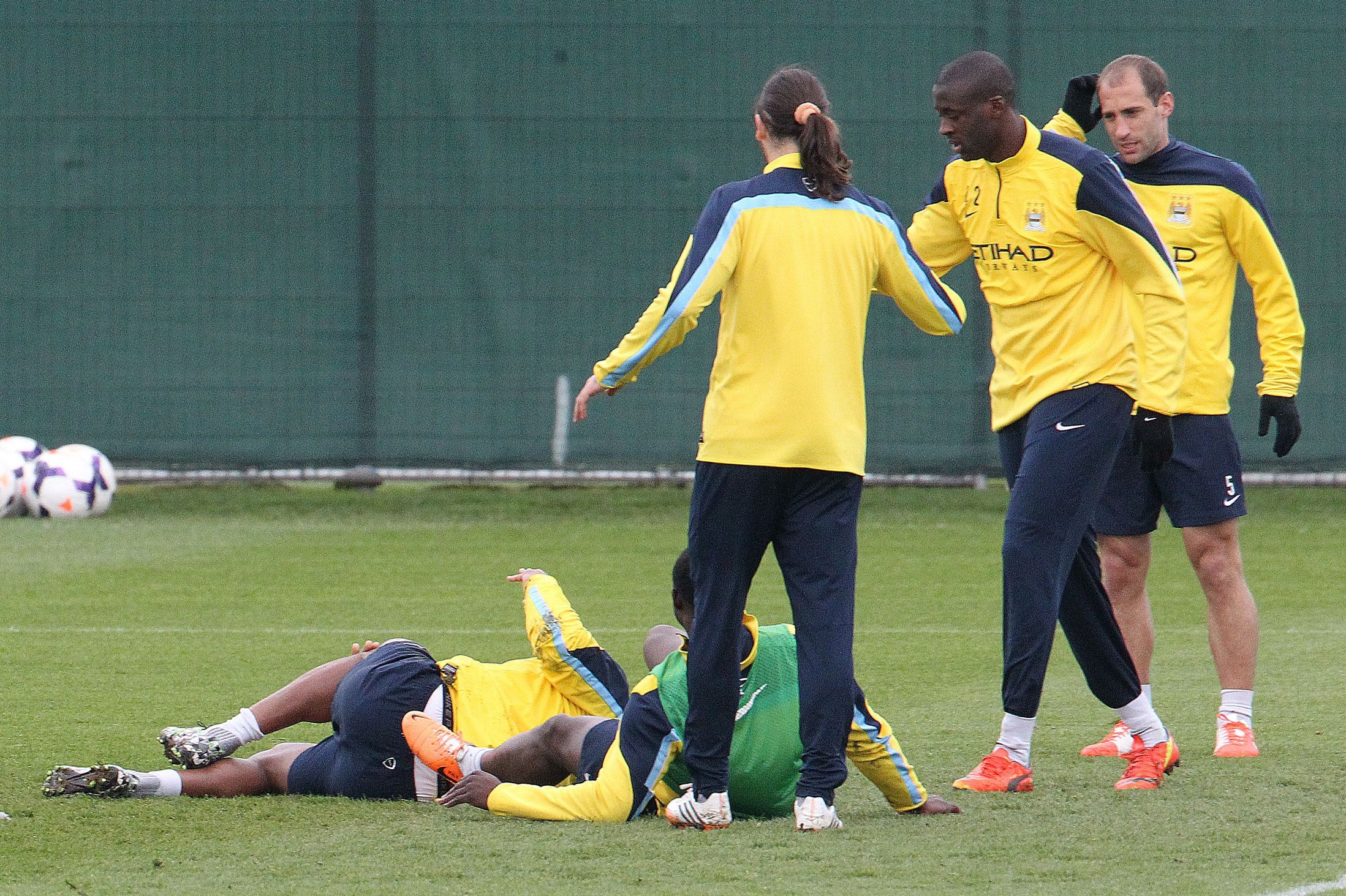 Man City nguy co mat Kompany truoc dai chien Liverpool hinh anh