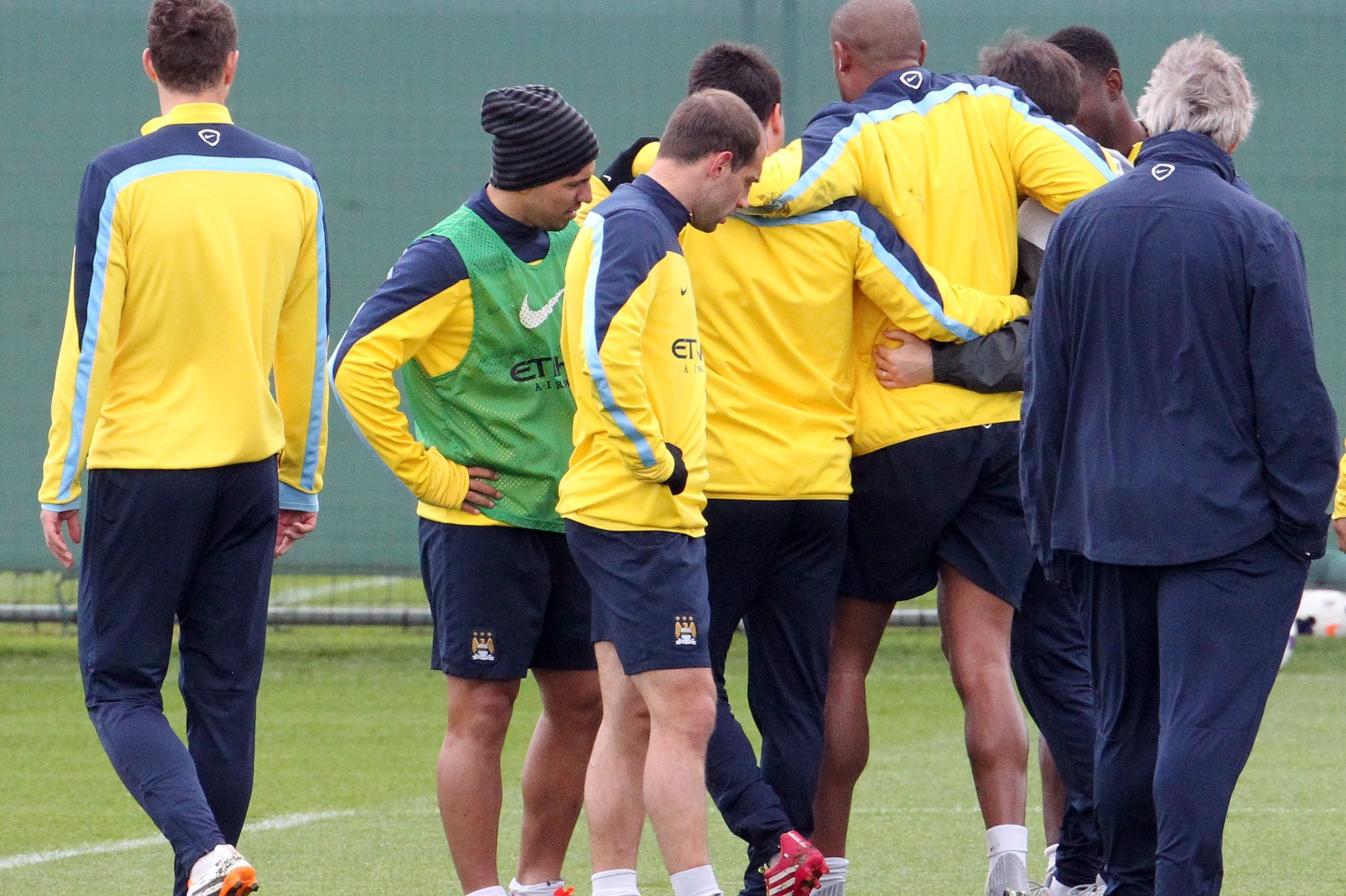 Kompany phải cần đến sự hỗ trợ của các đồng đội sau pha va chạm với Richards. Ảnh Getty Images