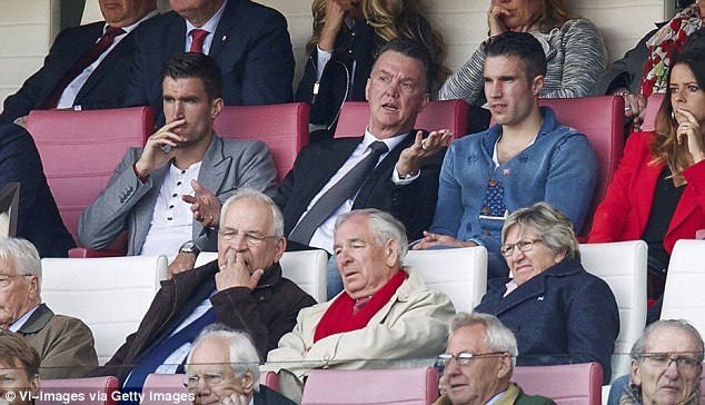 Van Persie theo dõi một trận đấu của đội bóng cũ PSV cùng HLV Van Gaal, người đang được liên hệ thay thế Moyes. Ảnh Getty Images