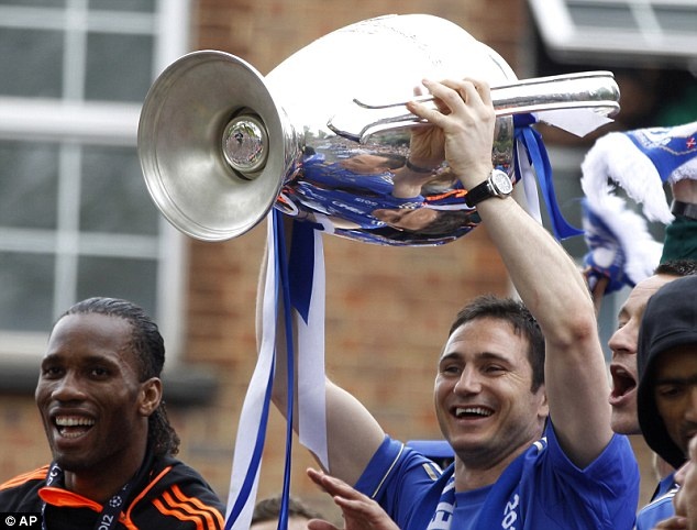 Lampard giương cao chiếc Cúp vô địch Champions League 2011/12. Ảnh: Getty Images
