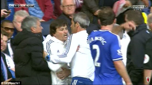 Nếu HLV Mourinho không can ngăn, Faria có thể đã thượng cẳng chân hạ cẳng tay với Mike Dean. Ảnh: Getty Images