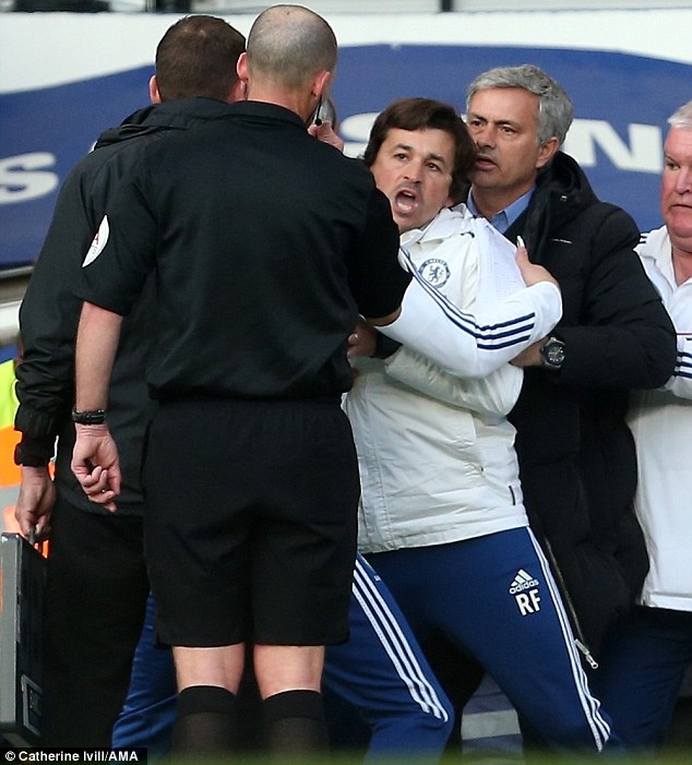 Trợ lý Rui Faria đã nổi điên sau khi trọng tài Mike Dean cho Sunderland hưởng phạt đền. Ảnh: Getty Images