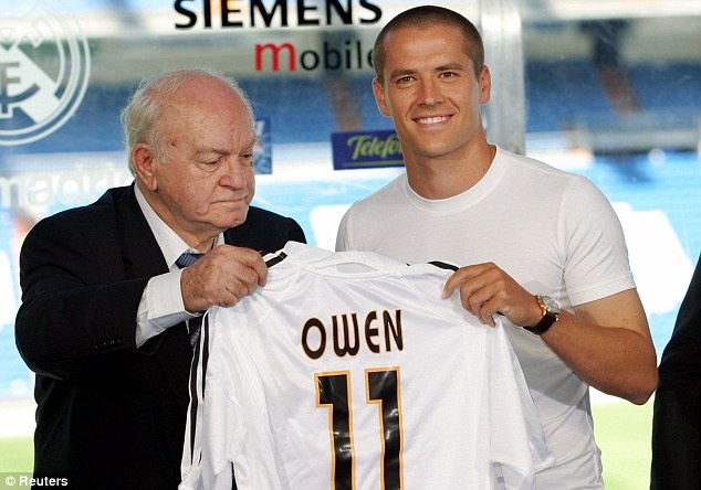 Owen được huyền thoại Di Stefano chào đón. Ảnh: Getty Images