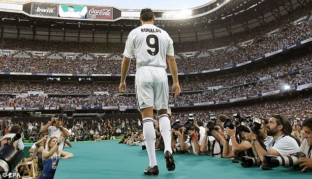 Cristiano Ronaldo được chào đón ở Bernabeu. Ảnh: Reuters