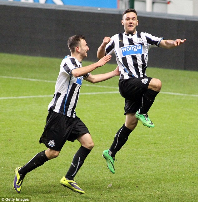 Mới 17 tuổi và thường xuyên góp mặt ở các đội trẻ của Anh, Armstrong là cầu thủ trẻ thứ 2 trong lịch sử Newcastle ra mắt ở Premier League. Chỉ cao 1m72, nhưng Armstrong sở hữu tốc độ đáng kinh ngạc. Ngôi sao này đã chơi 4 trận ở giải Ngoại hạng Anh mùa này.