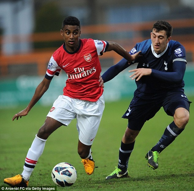 Các HLV làm việc với Zelalem đều có chung nhận xét, ngôi sao này thậm chí còn xuất sắc hươn Cesc Fabragas ở cùng độ tuổi. Hỏi các thành viên của đội 1, bạn cũng sẽ nhận được những câu trả lời thú vị về Zelalem. Tài năng trẻ người Đức này từng ra mắt đội 1 Arsenal ở trận thắng 4-0 trước Coventry hồi tháng 1 tại vòng 4 FA Cup và hứa hẹn sẽ được thi đấu thường xuyên hơn ở mùa tới.