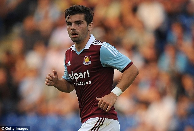 Elliott Lee là con trai của cựu cầu thủ Newcastle, West Ham và ĐT Anh, Rob Elliott. Tài năng 19 tuổi này chơi trận đầu ở Premier League khi West Ham gặp Stoke. Sở hữu tố chất của một sát thủ bẩm sinh, Elliott Lee đã ghi được tới 7 bàn chỉ sau 13 trận cho đội U21 West Ham. 