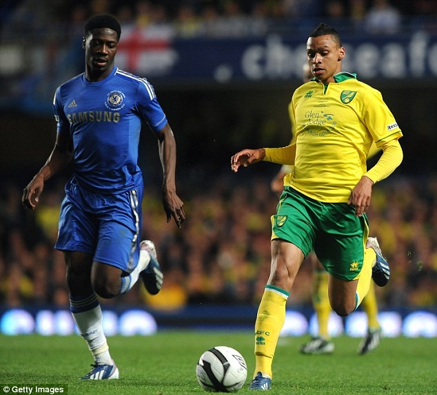 Joshua Murphy là anh em song sinh với Josh Murphy, anh đã chơi 9 trận cho Norwich mùa này, con số ấn tượng với một tiền đạo mới 19 tuổi. Joshua là thành viên quen thuộc của đội U19 Anh và ghi được tới 11 bàn thắng (3 đường kiến tạo) chỉ sau 12 trận cho đội trẻ Norwich mùa trước.