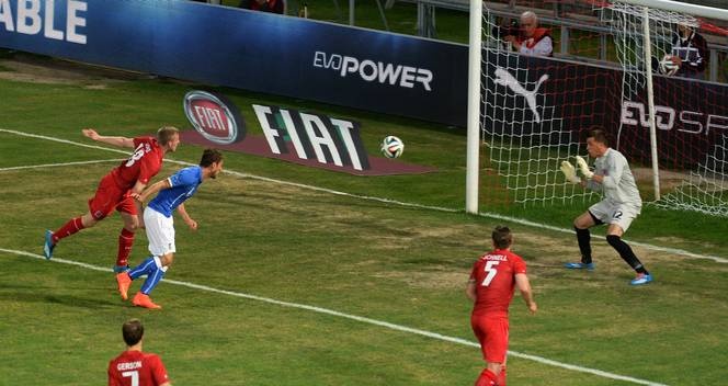 Italia vừa để Luxembourg gỡ hòa bằng một pha bóng bổng