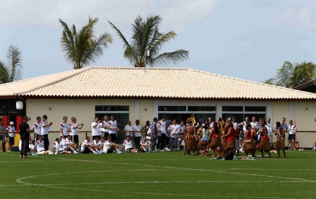 ĐT Đức cũng có cơ hội giao lưu với thổ dân bản địa ngay trên sân tập