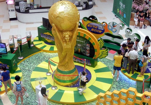 Cúp vàng World Cup với phiên bản kỷ niệm và tiêu chuẩn được phân phối bởi Đông Quan Wagon Giftware Co Ltd, một nhà sản xuất hàng đầu trong nghành công nghiệp dịch vụ quà tặng cao cấp. Ảnh: Chinese Daily.