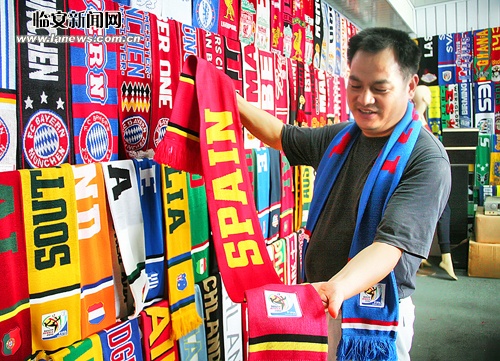 Khăn quàng cổ có sẵn tại thị trường Brazil chủ yếu đến từ Trung Quốc với giá cả phải chăng.