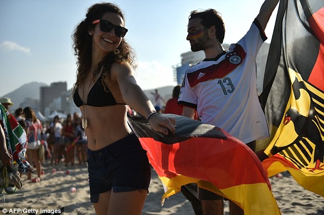 Fan của ĐT Đức ăn mừng chiến thắng trên bãi biển Copacana tại Brazil.