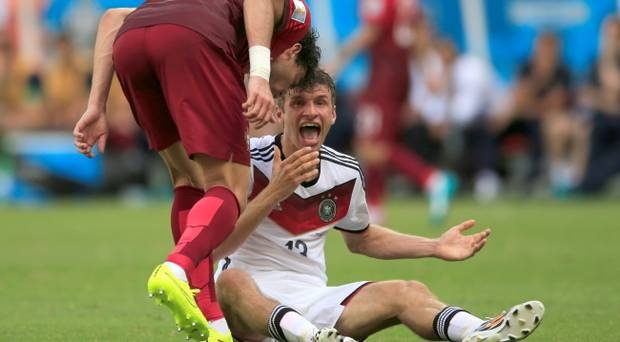 Mueller: 'Toi vo toi o chiec the do cua Pepe' hinh anh