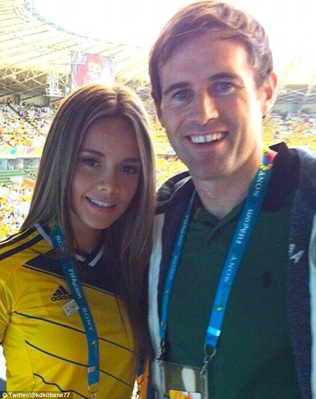 Alejandra Buitrago mới đây cũng thu hút sự chú ý khi chụp ảnh bên cạnh cựu danh thủ CH Ireland - Kevin Kilbane.