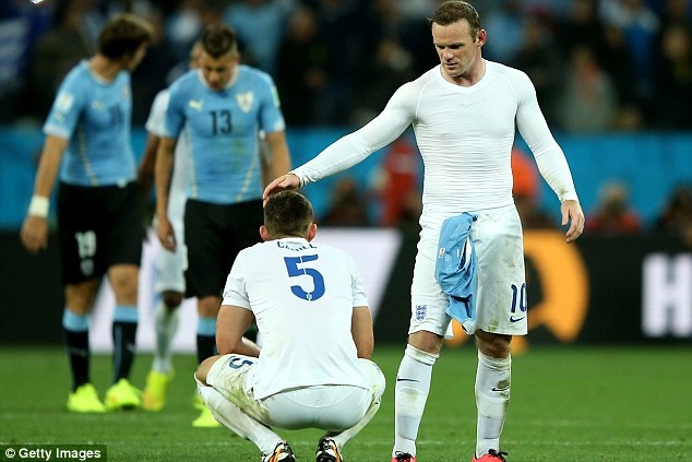 Rooney và các đồng đội không được phép buông xuôi. Ảnh: Daily Mail.
