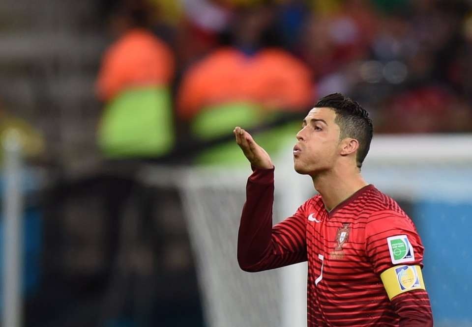Nụ hôn khó đỡ của Cris Ronaldo trong trận gặp ĐT Mỹ.