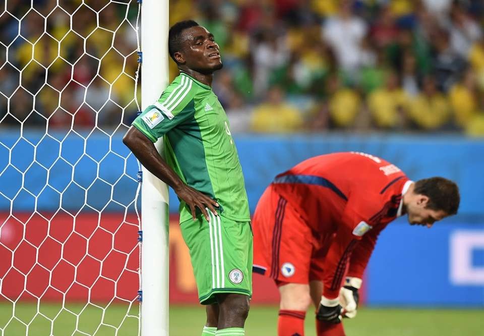 Không hiểu tuyển thủ Nigeria đang dựa cột nghĩ ngợi cái chi chi?