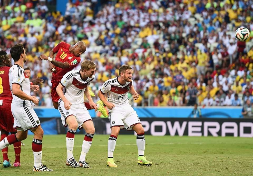 Các hậu vệ tuyển Đức nhăn nhó nhìn bóng bay vào lưới.