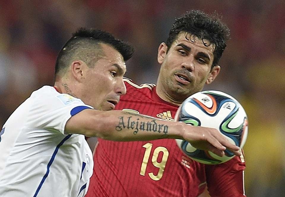 Ánh mắt đờ đẫn của Diego Costa trong một pha tranh bóng.