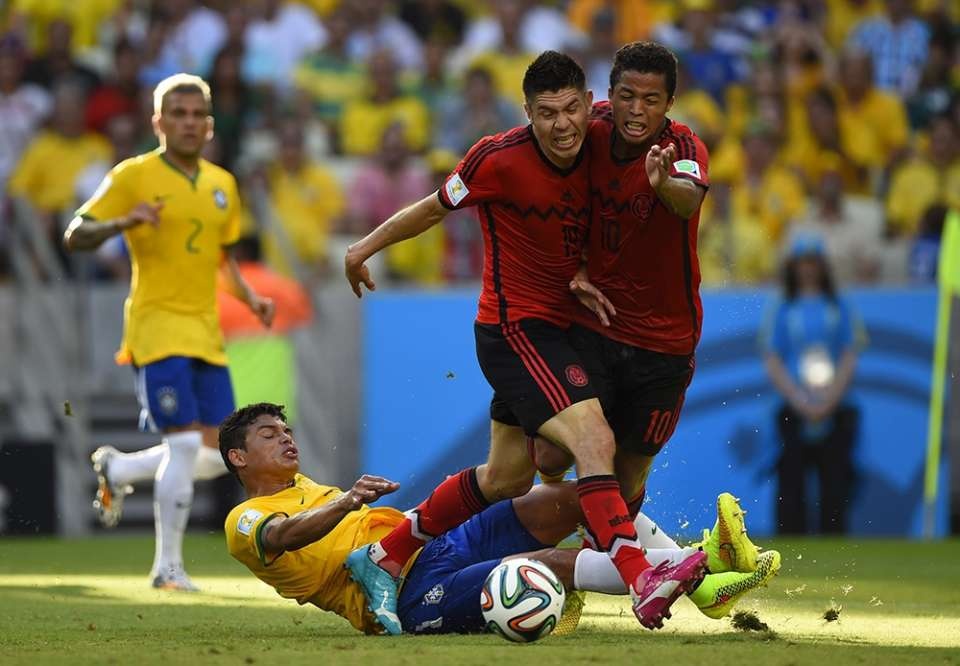 Một phát xiên đôi.