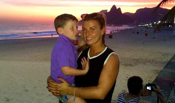 Coleen chụp ảnh cùng bé Kai trên bãi biển ở khoảnh khắc hoàng hôn. Ảnh: Twitter.