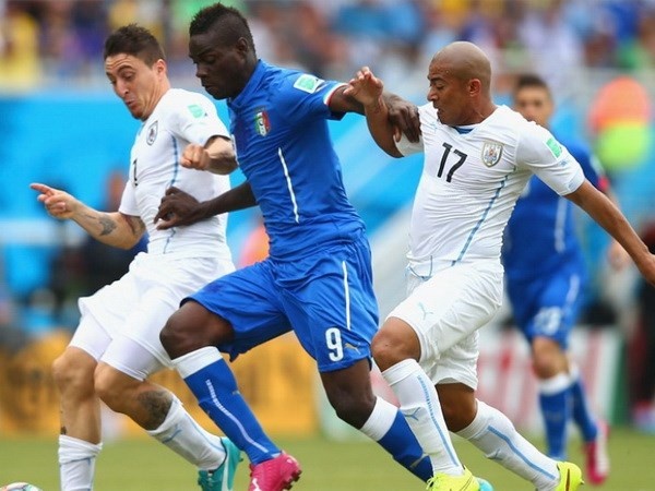 Balotelli vẫn chưa thể trở thành điểm tựa đáng tin cậy của người Italia. Ảnh: Goal.