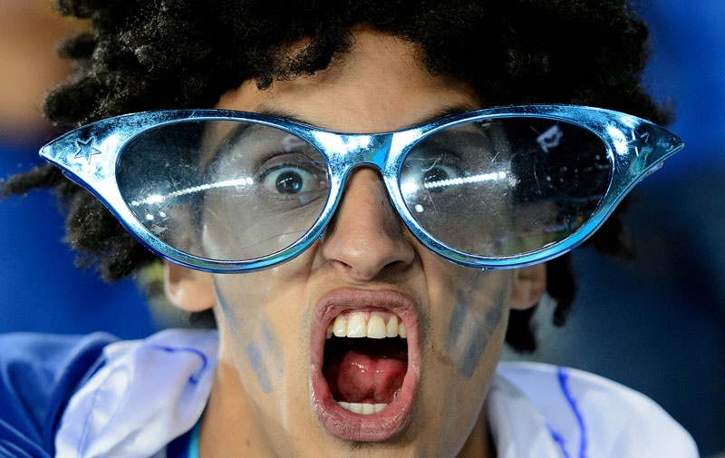 Một CĐV khác của Argentina để lại ấn tượng với chiếc kính độc đáo.