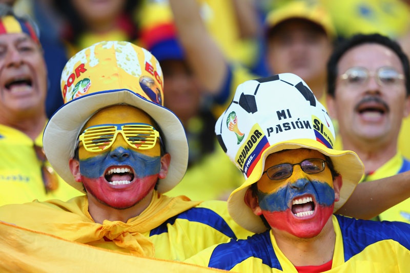 CĐV Ecuador phủ kín các khán đài bằng sắc vàng trên quốc kỳ.