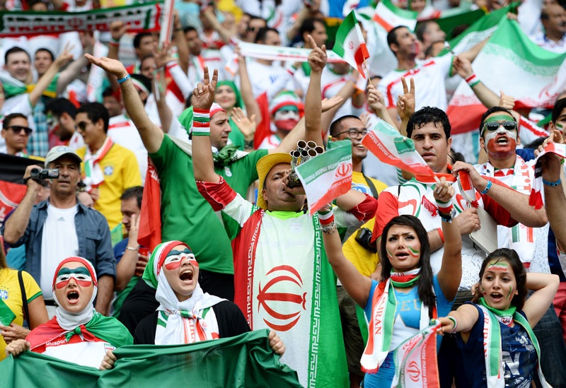 Một góc khán đài tràn ngập màu cờ Iran.