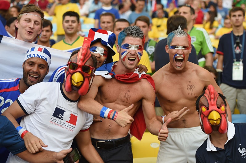 Tạo hình gà trống độc đáo và hài hước của các CĐV Pháp.