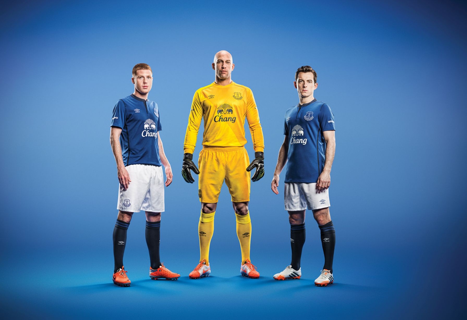 Everton cũng giới thiệu áo đấu sân nhà với màu xanh truyền thống.