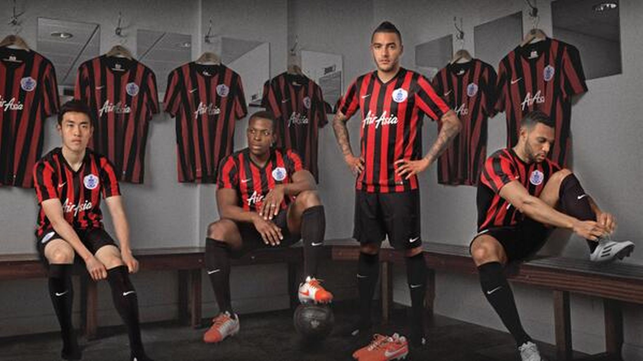 Mẫu áo đấu sân khách của QPR được giới thiệu khá 