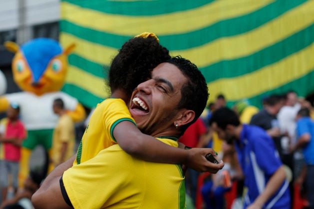 Một CĐV khác ăn mừng cùng cô con gái tại trường Vai Vai Samba, Sao Paulo.