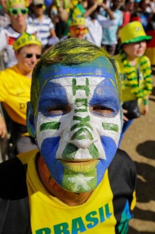 Khuôn mặt được sơn vẻ của một CĐV tại Fan Fest ở thành phố Sao Paulo. 
