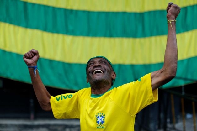 Một CĐV lớn tuổi cũng tham gia ăn mừng tại trường Vai Vai Samba, Sao Paulo.