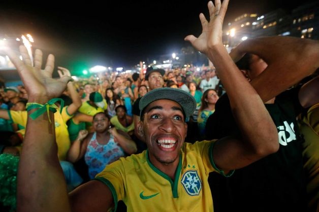 Một CĐV khác đang hào hứng khi theo dõi trận đấu tại khu Fan Fest trên bãi biển Copacabana.