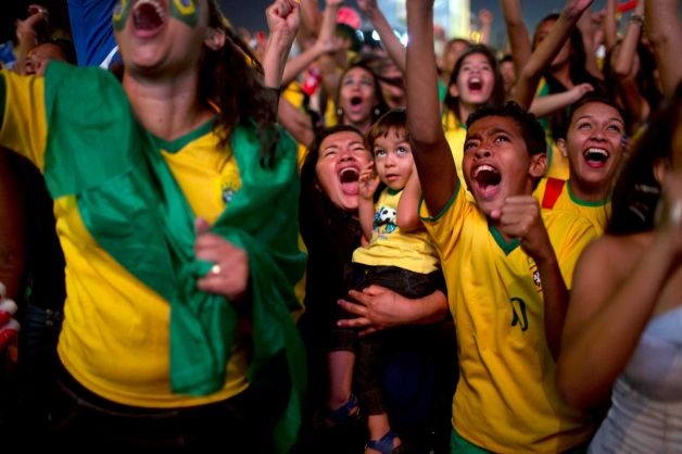 Các CĐV tại khu Fan Fest thuộc Taquatinga hò hét khi ĐT brazil ghi bàn.