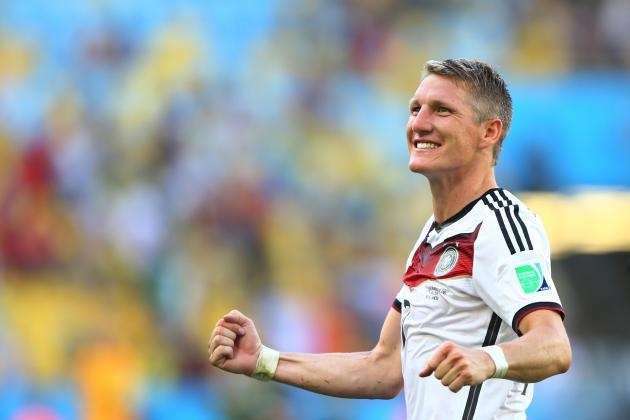 Nhờ có Schweinsteiger án ngữ ở tuyến giữa nên ĐT Đức vừa có thể áp chế được những tiền vệ đối phương, vừa luân chuyển bóng ở khu trung tuyến cho những cầu thủ bên trên triển khai tấn công.