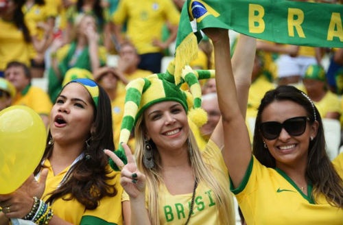 Các khán đài tại World Cup 2014 luôn đầy ắp khán giả với bầu không khí nóng bỏng và cuồng nhiệt.