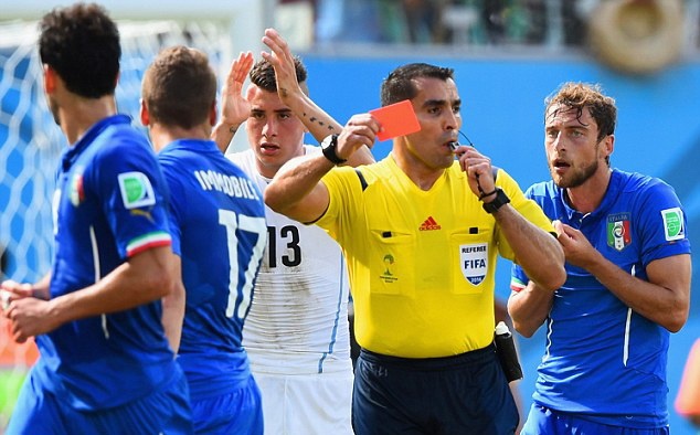Trọng tài Marco Rodriguez có nhiều quyết định bất lợi cho ĐT Italia trong trận gặp Uruguay.