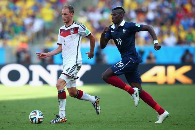 Howedes (áo trắng) bị đánh giá là mắt xích yếu nhất trong hàng phòng ngự ĐT Đức. Ảnh: Goal.